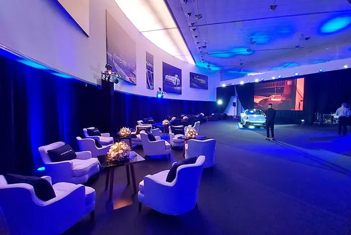 Salón preparado para un evento corporativo