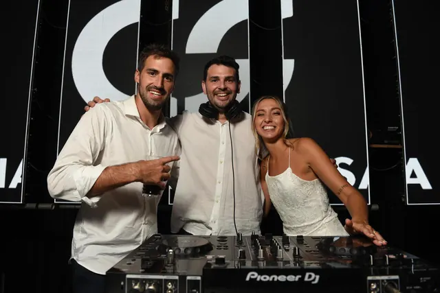 Charlie Sosa con los novios en la cabina