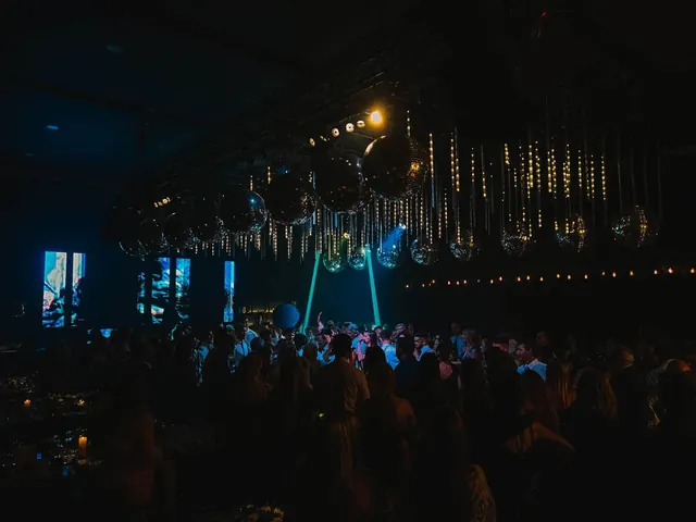 Salón con bolas de espejos y luces cálidas